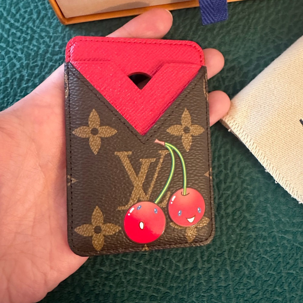 MURAKAMI x Louis Vuitton Monogram Magnetic Card Holder - Picture 3 of 7
